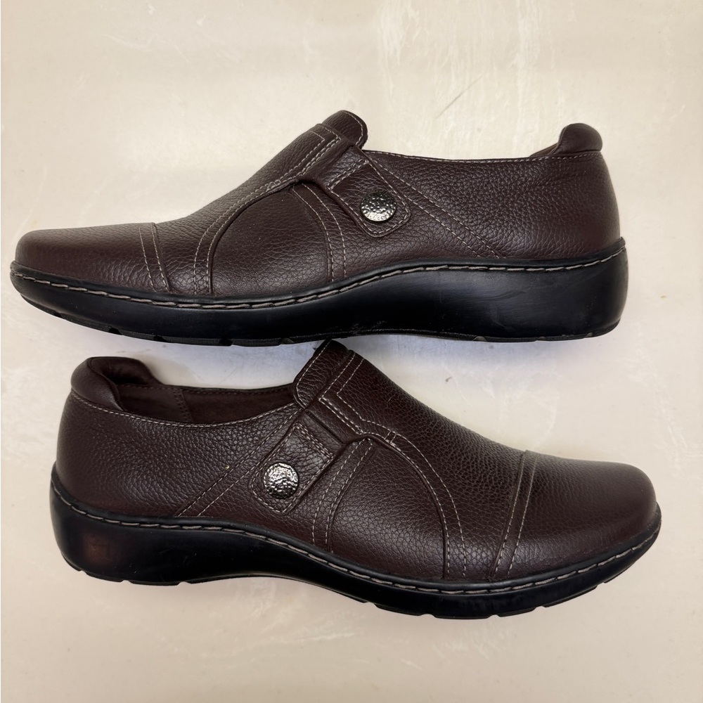 Clarks Cora Poppy Womens Cap Closed Toe Slip-On Shoe - brown - size 9